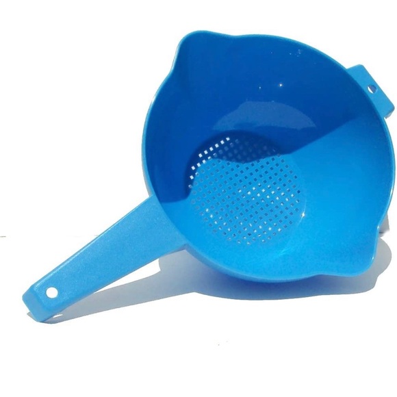 Tupperware Strainer 2 Quart Colander with Handle in Blue - Picture 2 of 3